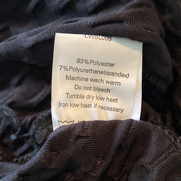 Black stretch textured shorts - Picture 3 of 3